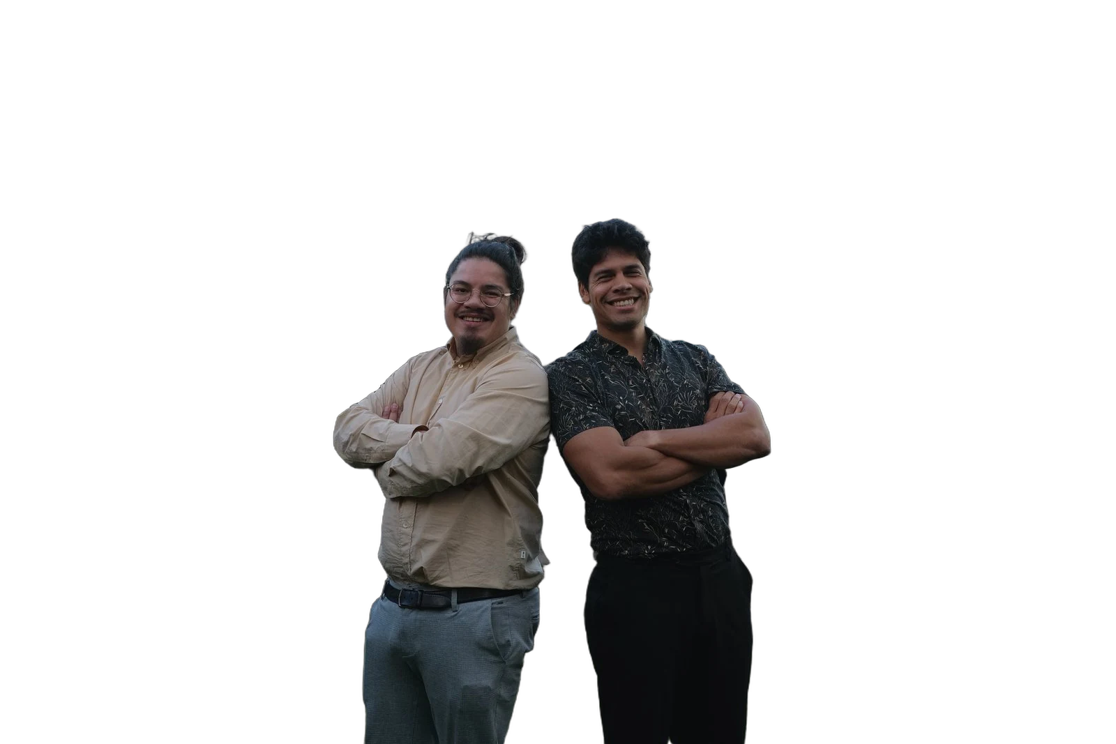Jonas og Fidel Delgado står ryg mod ryg